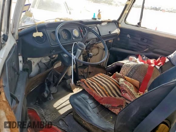 ✅ 1976 Volkswagen Vanagon • VIN: 2262044613 • Lot: 80012625. Wystawiony na Copart z przebiegiem 93 870 mil. Bezpłatny archiwum sprzedaży aukcyjnych z USA i szczegółowy raport historii pojazdu na DreamBid. Zdjęcie 8.