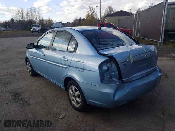 2007 Hyundai Accent GL z VIN KMHCN45C97U146808, wystawiony jako Copart lot #70781004 z przebiegiem Nie podano mil oraz Szkoda całkowita • Salvage title. Historia ofert i sprzedaży dostępna na DreamBid. Obrazek 2.
