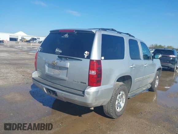 ✅ 2011 Chevrolet Tahoe LT • VIN: 1GNSKBE02BR335628 • Lot: 43777550. Wystawiony na IAAI z przebiegiem 225 371 mil. Bezpłatny archiwum sprzedaży aukcyjnych z USA i szczegółowy raport historii pojazdu na DreamBid. Zdjęcie 4.