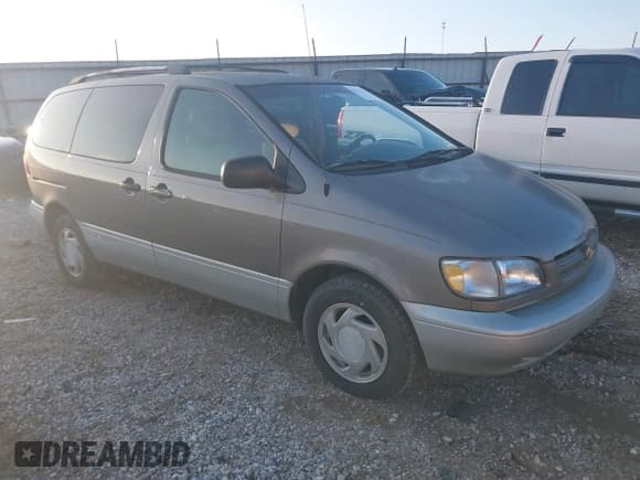 ✅ 1999 Toyota Sienna LE • VIN: 4T3ZF13C0XU138502 • Lot: 43725407. Listed on IAAI with 321,967 mi. Free auction sales archive from the USA and detailed vehicle history report at DreamBid. Image 1.