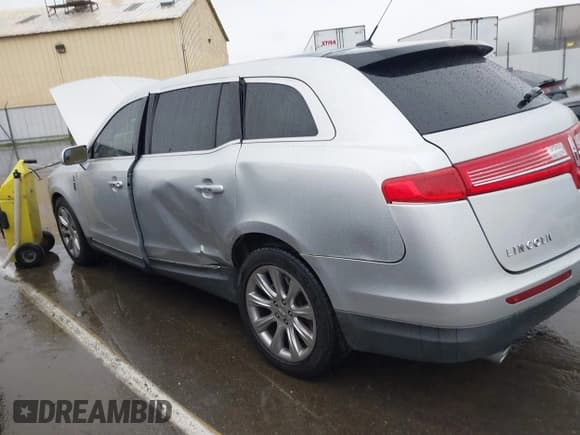✅ 2014 Lincoln MKT EcoBoost • VIN: 2LMHJ5AT4EBL57595 • Lot: 43693668. Wystawiony na IAAI z przebiegiem 133 259 mil. Bezpłatny archiwum sprzedaży aukcyjnych z USA i szczegółowy raport historii pojazdu na DreamBid. Zdjęcie 6.