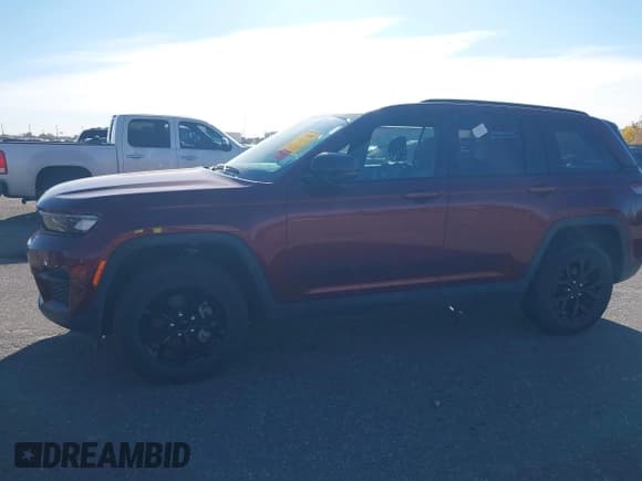 ✅ 2024 Jeep Grand Cherokee Altitude • VIN: 1C4RJHAG1RC108850 • Lot: 43633746. Listed on IAAI with 35,014 mi. Free auction sales archive from the USA and detailed vehicle history report at DreamBid. Image 14.