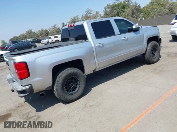 ✅ 2016 Chevrolet Silverado 1500 LT • VIN: 3GCUKREC4GG304960 • Lot: 42991035. Wystawiony na IAAI z przebiegiem 139 016 mil. Bezpłatny archiwum sprzedaży aukcyjnych z USA i szczegółowy raport historii pojazdu na DreamBid. Zdjęcie 4.