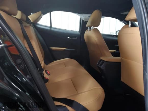 ✅ 2025 Lexus UX 300h • VIN: JTHUCJDH7S2003370 • Lot: 61748695. Wystawiony na Copart z przebiegiem 15 830 mil. Bezpłatny archiwum sprzedaży aukcyjnych z USA i szczegółowy raport historii pojazdu na DreamBid. Zdjęcie 10.