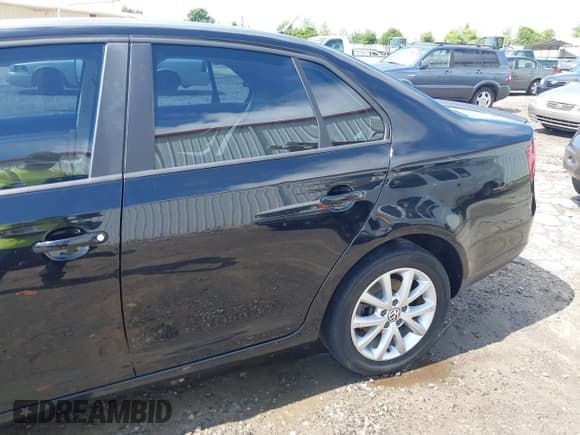 ✅ 2010 Volkswagen Jetta Limited Edition • VIN: 3VWAX7AJXAM128855 • Lot: 42355754. Listed on IAAI with 131,845 mi. Free auction sales archive from the USA and detailed vehicle history report at DreamBid. Image 12.