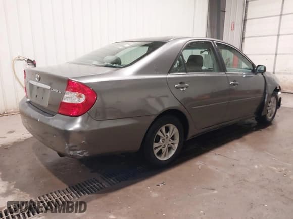 ✅ 2004 Toyota Camry LE • VIN: 4T1BE32K94U804513 • Lot: 41505918. Wystawiony na IAAI z przebiegiem 214 902 mil. Bezpłatny archiwum sprzedaży aukcyjnych z USA i szczegółowy raport historii pojazdu na DreamBid. Zdjęcie 4.