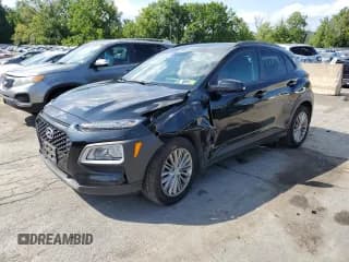 ✅ 2018 Hyundai Kona SEL • VIN: KM8K2CAA5JU082633 • Лот: 65828513. Опубликован ранее на Copart с пробегом 107 992 миль. Бесплатный доступ к архиву аукционных продаж из США и подробный отчёт об истории автомобиля на DreamBid. Изображение 1.