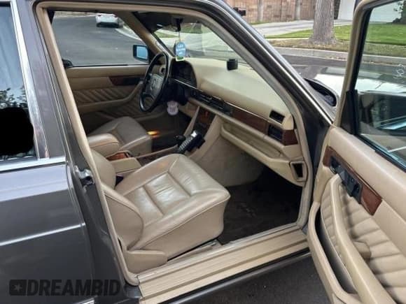 ✅ 1989 Mercedes-Benz 300 SE • VIN: WDBCA24D2KA446391 • Lot: 80225475. Wystawiony na Copart z przebiegiem 82 486 mil. Bezpłatny archiwum sprzedaży aukcyjnych z USA i szczegółowy raport historii pojazdu na DreamBid. Zdjęcie 6.