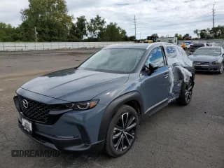 ✅ 2023 Mazda CX-50 S Premium Plus • VIN: 7MMVABEMXPN102316 • Лот: 60009812. Опубликован ранее на Copart с пробегом 4 876 миль. Бесплатный доступ к архиву аукционных продаж из США и подробный отчёт об истории автомобиля на DreamBid. Изображение 2.
