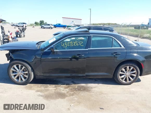 ✅ 2016 Chrysler 300 Limited • VIN: 2C3CCARG5GH170892 • Lot: 43290802. Listed on IAAI with 182,102 mi. Free auction sales archive from the USA and detailed vehicle history report at DreamBid. Image 15.