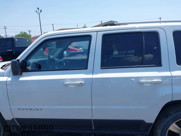 ✅ 2017 Jeep Patriot 75th Anniversary • VIN: 1C4NJRAB3HD188413 • Lot: 42461102. Wystawiony na IAAI z przebiegiem 118 284 mil. Bezpłatny archiwum sprzedaży aukcyjnych z USA i szczegółowy raport historii pojazdu na DreamBid. Zdjęcie 14.