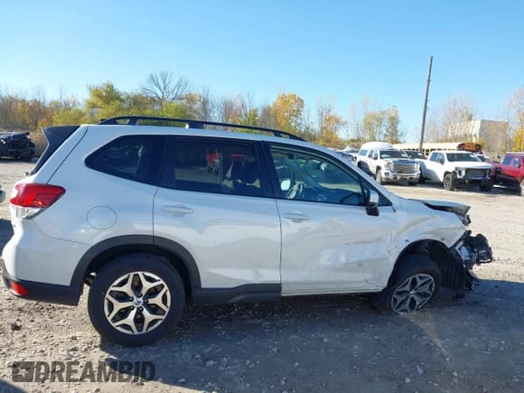 ✅ 2024 Subaru Forester Premium • VIN: JF2SKADC0RH469697 • Lot: 43508807. Wystawiony na IAAI z przebiegiem 32 341 mil. Bezpłatny archiwum sprzedaży aukcyjnych z USA i szczegółowy raport historii pojazdu na DreamBid. Zdjęcie 13.