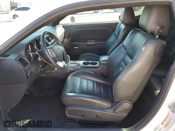 ✅ 2014 Dodge Challenger SXT • VIN: 2C3CDYAG1EH111059 • Lot: 44767545. Wystawiony na Copart z przebiegiem 112 050 mil. Bezpłatny archiwum sprzedaży aukcyjnych z USA i szczegółowy raport historii pojazdu na DreamBid. Zdjęcie 7.