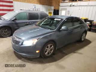 2012 Chevrolet Cruze 1LT z VIN 1G1PF5SC5C7268063, wystawiony jako Copart lot #91423205 z przebiegiem 122 123 mil mil oraz Czysty tytuł • Clean title. Historia ofert i sprzedaży dostępna na DreamBid. Obrazek 1.