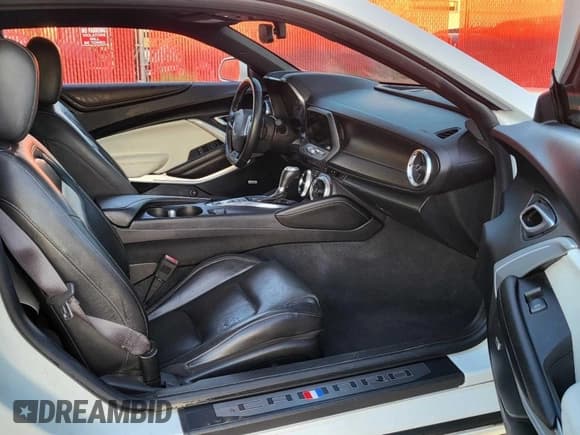 ✅ 2017 Chevrolet Camaro 2SS • VIN: 1G1FH1R78H0176792 • Lot: 84060565. Wystawiony na Copart z przebiegiem 54 433 mil. Bezpłatny archiwum sprzedaży aukcyjnych z USA i szczegółowy raport historii pojazdu na DreamBid. Zdjęcie 5.