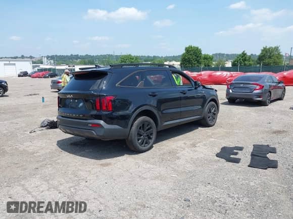 2022 Kia Sorento X-Line S z VIN 5XYRLDLC9NG149780, wystawiony jako IAAI lot #42567100 z przebiegiem 62 097 mil mil oraz . Historia ofert i sprzedaży dostępna na DreamBid. Obrazek 4.