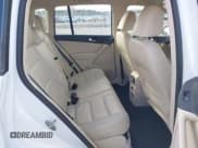 ✅ 2017 Volkswagen Tiguan S • VIN: WVGBV7AX7HK000183 • Lot: 43803104. Wystawiony na IAAI z przebiegiem 94 265 mil. Bezpłatny archiwum sprzedaży aukcyjnych z USA i szczegółowy raport historii pojazdu na DreamBid. Zdjęcie 8.