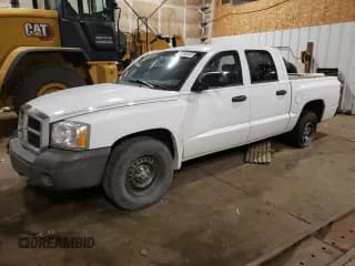 ✅ 2007 Dodge Dakota ST • VIN: 1D3HW28P27S242678 • Лот: 58687635. Опубликован ранее на Copart с пробегом 196 558 миль. Бесплатный доступ к архиву аукционных продаж из США и подробный отчёт об истории автомобиля на DreamBid. Изображение 1.