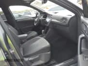 ✅ 2023 Volkswagen Tiguan SE R-Line Black • VIN: 3VVCB7AX5PM039767 • Lot: 42014072. Wystawiony na IAAI z przebiegiem 18 424 mil. Bezpłatny archiwum sprzedaży aukcyjnych z USA i szczegółowy raport historii pojazdu na DreamBid. Zdjęcie 5.