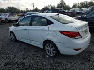 2013 Hyundai Accent GLS z VIN KMHCU4AE1DU582705, wystawiony jako Copart lot #86718285 z przebiegiem 225 231 mil mil oraz Czysty tytuł • Clean title. Historia ofert i sprzedaży dostępna na DreamBid. Obrazek 2.