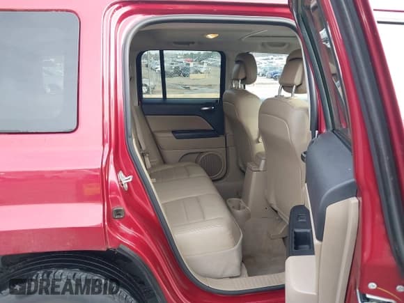 ✅ 2016 Jeep Patriot Latitude • VIN: 1C4NJPFAXGD503243 • Lot: 43717617. Wystawiony na IAAI z przebiegiem 120 273 mil. Bezpłatny archiwum sprzedaży aukcyjnych z USA i szczegółowy raport historii pojazdu na DreamBid. Zdjęcie 8.