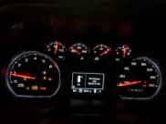 ✅ 2021 Chevrolet Silverado 1500 Custom • VIN: 1GCPYBEH0MZ119198 • Lot: 57798265. Wystawiony na Copart z przebiegiem 48 011 mil. Bezpłatny archiwum sprzedaży aukcyjnych z USA i szczegółowy raport historii pojazdu na DreamBid. Zdjęcie 9.