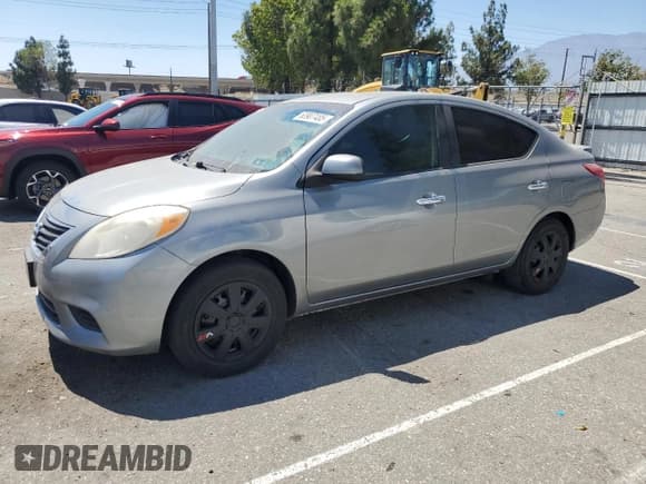 ✅ 2013 Nissan Versa S Plus • VIN: 3N1CN7AP5DL845814 • Lot: 63907485. Wystawiony na Copart z przebiegiem 114 030 mil. Bezpłatny archiwum sprzedaży aukcyjnych z USA i szczegółowy raport historii pojazdu na DreamBid. Zdjęcie 1.
