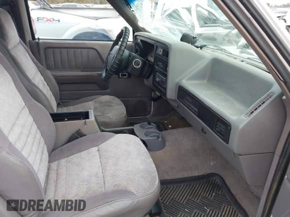 1996 Dodge Dakota z VIN 1B7FL26XXTS665546, wystawiony jako IAAI lot #41009915 z przebiegiem 84 332 mil mil oraz . Historia ofert i sprzedaży dostępna na DreamBid. Obrazek 5.