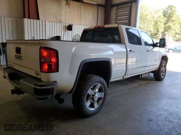 ✅ 2015 GMC Sierra 2500HD SLT • VIN: 1GT12ZE83FF515873 • Лот: 86714475. Опубликован ранее на Copart с пробегом 412 485 миль. Бесплатный доступ к архиву аукционных продаж из США и подробный отчёт об истории автомобиля на DreamBid. Изображение 3.