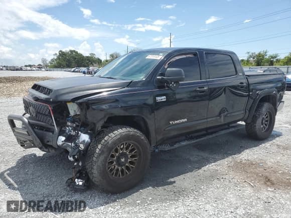 ✅ 2018 Toyota Tundra SR5 • VIN: 5TFEY5F16JX230985 • Лот: 67519105. Опубликован ранее на Copart с пробегом 202 599 миль. Бесплатный доступ к архиву аукционных продаж из США и подробный отчёт об истории автомобиля на DreamBid. Изображение 1.