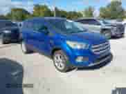 2018 Ford Escape SE z VIN 1FMCU9GD9JUA71170, wystawiony jako IAAI lot #43591236 z przebiegiem 102 483 mil mil oraz . Historia ofert i sprzedaży dostępna na DreamBid. Obrazek 1.