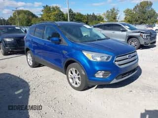 2018 Ford Escape SE z VIN 1FMCU9GD9JUA71170, wystawiony jako IAAI lot #43591236 z przebiegiem 102 483 mil mil oraz . Historia ofert i sprzedaży dostępna na DreamBid. Obrazek 1.