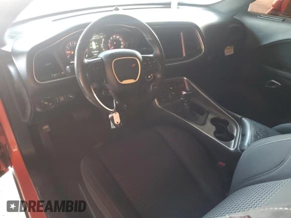 ✅ 2018 Dodge Challenger SXT • VIN: 2C3CDZAG4JH224052 • Lot: 69093355. Wystawiony na Copart z przebiegiem 102 512 mil. Bezpłatny archiwum sprzedaży aukcyjnych z USA i szczegółowy raport historii pojazdu na DreamBid. Zdjęcie 8.