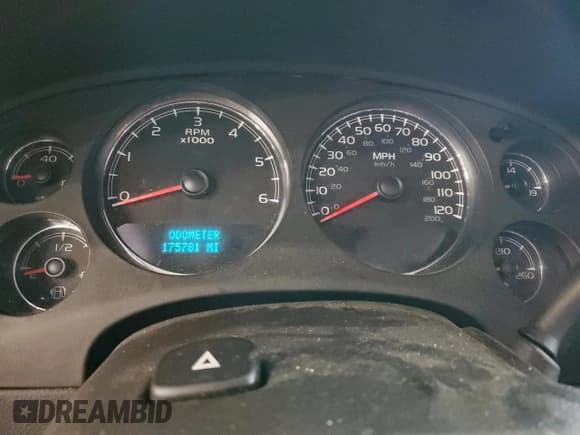 ✅ 2010 Chevrolet Suburban LT • VIN: 1GNUKJE32AR116759 • Lot: 60945514. Wystawiony na Copart z przebiegiem 175 781 mil. Bezpłatny archiwum sprzedaży aukcyjnych z USA i szczegółowy raport historii pojazdu na DreamBid. Zdjęcie 9.