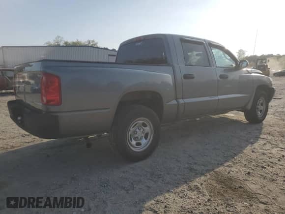 2006 Dodge Dakota ST z VIN 1D7HE28K36S595242, wystawiony jako Copart lot #51348695 z przebiegiem 110 602 mil mil oraz Szkoda całkowita • Salvage title. Historia ofert i sprzedaży dostępna na DreamBid. Obrazek 3.