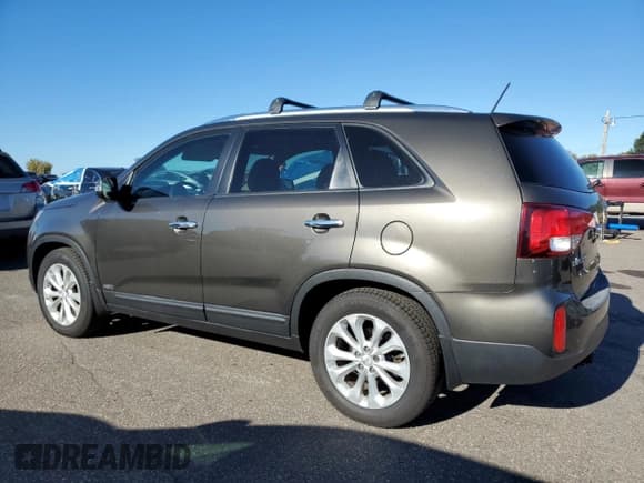 ✅ 2015 Kia Sorento EX • VIN: 5XYKUDA77FG600856 • Лот: 86596355. Опубликован ранее на Copart с пробегом 142 257 миль. Бесплатный доступ к архиву аукционных продаж из США и подробный отчёт об истории автомобиля на DreamBid. Изображение 2.