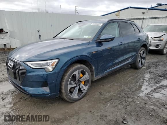 ✅ 2022 Audi e-tron Premium Plus • VIN: WA1LAAGE5NB032014 • Lot: 36308553. Wystawiony na Copart z przebiegiem 11 624 mil. Bezpłatny archiwum sprzedaży aukcyjnych z USA i szczegółowy raport historii pojazdu na DreamBid. Zdjęcie 1.
