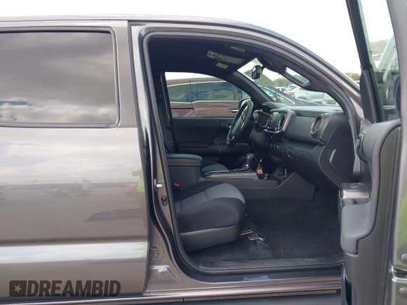 ✅ 2021 Toyota Tacoma SR5 • VIN: 5TFAZ5CN0MX112812 • Lot: 43492624. Wystawiony na IAAI z przebiegiem 59 113 mil. Bezpłatny archiwum sprzedaży aukcyjnych z USA i szczegółowy raport historii pojazdu na DreamBid. Zdjęcie 5.