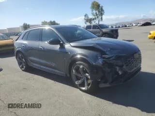 ✅ 2024 Audi SQ8 E-Tron • VIN: WA16CBGE3RB054953 • Lot: 56801525. Wystawiony na Copart z przebiegiem 6 648 mil. Bezpłatny archiwum sprzedaży aukcyjnych z USA i szczegółowy raport historii pojazdu na DreamBid. Zdjęcie 4.