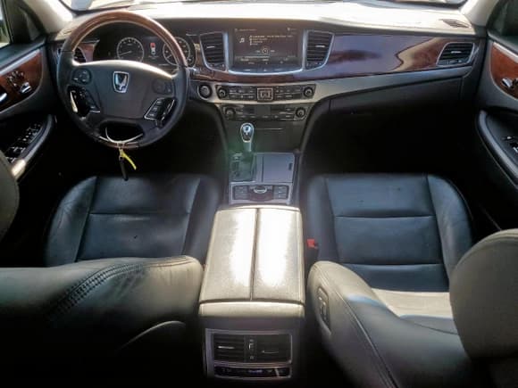 ✅ 2015 Hyundai Equus Signature • VIN: KMHGH4JH6FU100412 • Lot: 82050055. Listed on Copart with 182,492 mi. Free auction sales archive from the USA and detailed vehicle history report at DreamBid. Image 8.