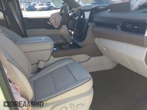 ✅ 2025 GMC Yukon XL Denali • VIN: 1GKS2JRL4SR282118 • Lot: 42568428. Listed on IAAI with 2,227 mi. Free auction sales archive from the USA and detailed vehicle history report at DreamBid. Image 5.