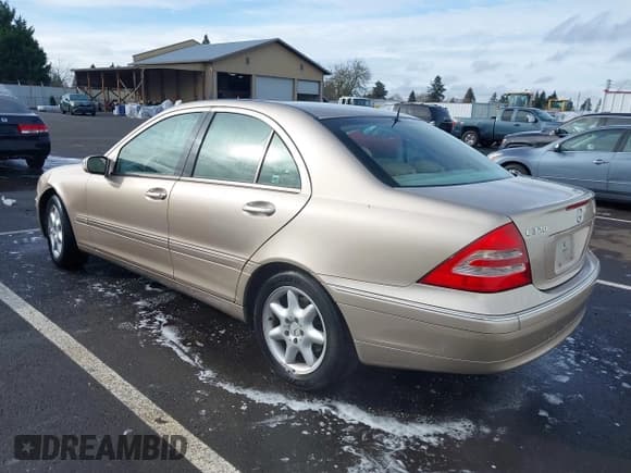 ✅ 2002 Mercedes-Benz C 230/260/280/320 • VIN: WDBRF64J62F205588 • Lot: 41619259. Wystawiony na IAAI z przebiegiem 172 783 mil. Bezpłatny archiwum sprzedaży aukcyjnych z USA i szczegółowy raport historii pojazdu na DreamBid. Zdjęcie 3.