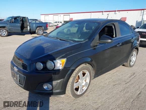2012 Chevrolet Sonic LTZ z VIN 1G1JE5SHXC4102790, wystawiony jako IAAI lot #43554966 z przebiegiem 184 031 mil mil oraz . Historia ofert i sprzedaży dostępna na DreamBid. Obrazek 2.