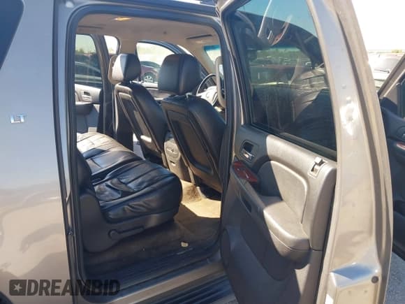 ✅ 2009 Chevrolet Suburban 2LT • VIN: 1GNFC26J99R235560 • Lot: 43592130. Wystawiony na IAAI z przebiegiem 247 759 mil. Bezpłatny archiwum sprzedaży aukcyjnych z USA i szczegółowy raport historii pojazdu na DreamBid. Zdjęcie 8.