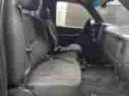 2004 Chevrolet Silverado 1500 Work Truck z VIN 1GCEC14X24Z263232, wystawiony jako IAAI lot #41720611 z przebiegiem 272 921 mil mil oraz . Historia ofert i sprzedaży dostępna na DreamBid. Obrazek 8.