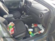 ✅ 2022 Hyundai Kona SEL • VIN: KM8K62AB8NU890469 • Lot: 42691887. Wystawiony na IAAI z przebiegiem 47 605 mil. Bezpłatny archiwum sprzedaży aukcyjnych z USA i szczegółowy raport historii pojazdu na DreamBid. Zdjęcie 5.