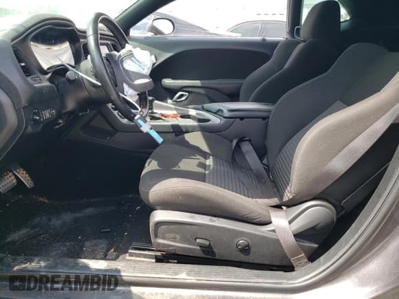 ✅ 2022 Dodge Challenger R/T • VIN: 2C3CDZBT9NH251913 • Lot: 52085594. Wystawiony na Copart z przebiegiem 24 479 mil. Bezpłatny archiwum sprzedaży aukcyjnych z USA i szczegółowy raport historii pojazdu na DreamBid. Zdjęcie 7.