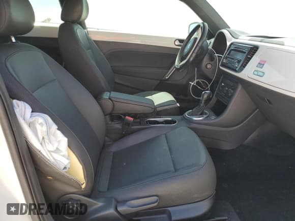 ✅ 2013 Volkswagen Beetle 2.5L • VIN: 3VWJP7AT6DM691472 • Lot: 70484795. Listed on Copart with 114,457 mi. Free auction sales archive from the USA and detailed vehicle history report at DreamBid. Image 10.