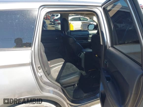 ✅ 2020 Mitsubishi Outlander SE • VIN: JA4AD3A33LZ006226 • Lot: 41742695. Listed on IAAI with 130,393 mi. Free auction sales archive from the USA and detailed vehicle history report at DreamBid. Image 8.