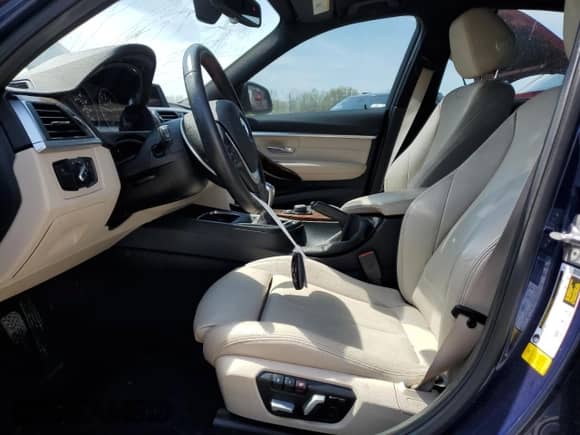 2016 BMW 3 Series z VIN WBA8E7C52GK415434, wystawiony jako Copart lot #52908405 z przebiegiem 124 476 mil mil oraz Nie do naprawy • Non repairable. Historia ofert i sprzedaży dostępna na DreamBid. Obrazek 7.